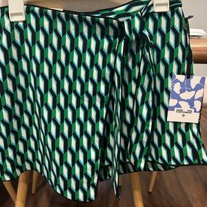 DVFxTarget Women's Side Wrap Arrow Geo Green
Mini Skort
